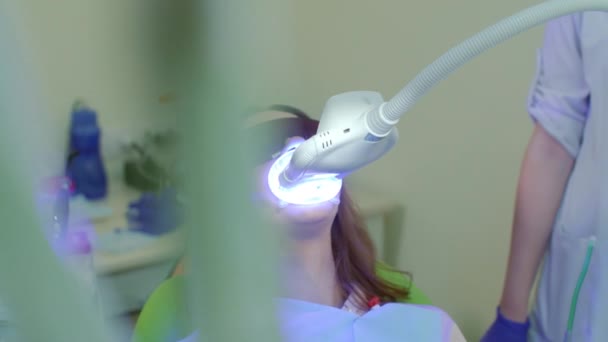 Procédure de blanchiment des dents dans le cabinet dentaire. LED blanchissant la lumière blanchiment des dents — Video