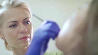 Doktor hasta diş diş araçları ile incelenmesi. Hasta diş tedavi diş hekimi