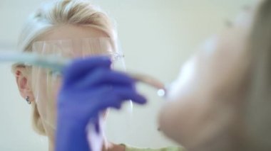 Diş delme stomatologist kadar yakın. Doktor hasta ile çalışma portresi