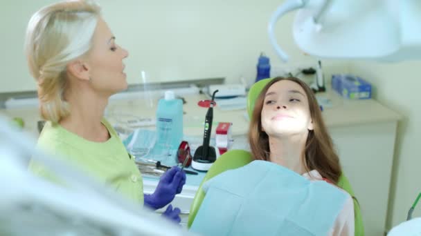 Kvinnlig patient på regelbunden översyn av tandläkare i klinik. Patient med läkare — Stockvideo