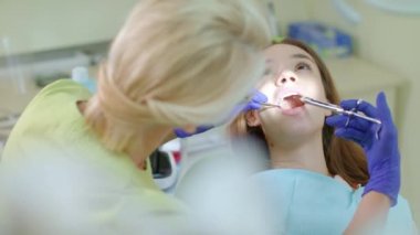 Ağız ayna ve ilaç şırınga çalışması kullanmaktan dişçi. Anestezik enjeksiyon