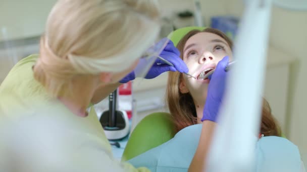 Läkare som arbetar med borrmaskin. Akut behandling av tandvärk — Stockvideo