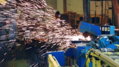 Otomatik Kaynak Makinası fabrikasında çalışıyor. Parlak metal sparks atma