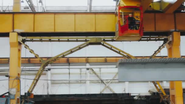 重工業クレーン移動する大規模な鉄筋コンクリート構造オブジェクト — ストック動画