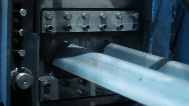 Profilo in acciaio laminato a freddo con rivestimento in zinco e fori. Lavorazione industriale dei metalli — Video Stock