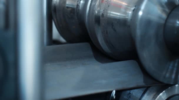 Automatische machine voor metaalplaat profilering buigen. Close-up van koude koudgewalst staal — Stockvideo