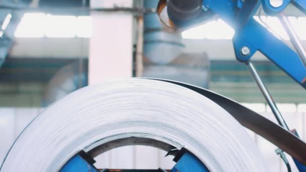 Bobine en acier laminée à froid sur le mécanisme de dérouleur dans la fabrication de métaux 