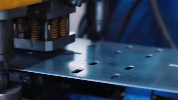 Prensa automática haciendo agujeros en la pieza de trabajo. Equipo de metalurgia pesada — Vídeos de Stock