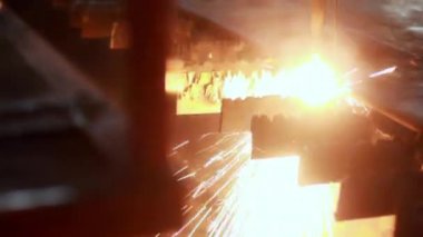 Sac işlemi sırasında yüksek hassasiyetli plazma kesme makinesi. Robot lazer kaynak ekipmanları Atölyesi'nde. Çelik kesme işlemi ile parlak kıvılcımlar