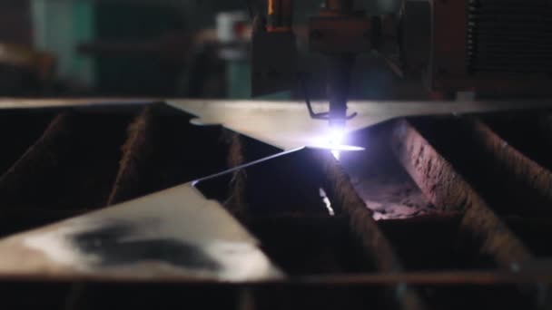 Průmyslové svařování laserem řezané ocelového plechu. Naprogramované plazmové řezání — Stock video