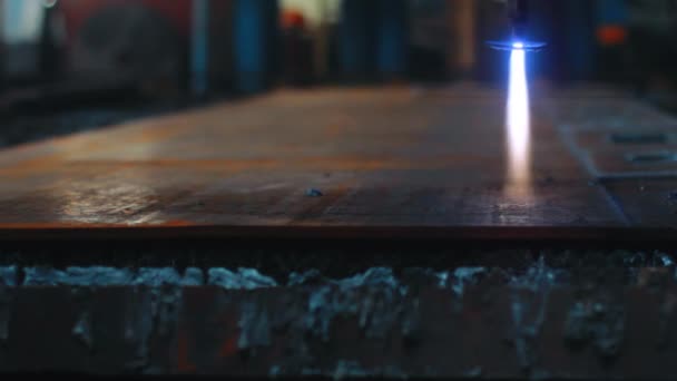 Hoge precisie cnc plasma snijmachine tijdens operatie op metalen plaat — Stockvideo