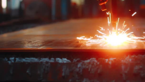 CNC laser machine tijdens het snijden van metalen plaat met sprankelend licht — Stockvideo