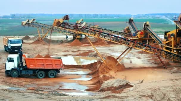 Local de mineração com equipamentos industriais pesados. Elevador de mineração com transportador de correia — Vídeo de Stock