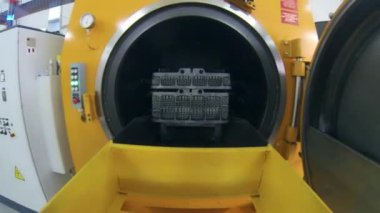 Endüstriyel tankın içine işlenmiş metal kuru sıkı. Otomatik üretim ekipmanları Fabrikası'nda. Kurşun levha özel odası. İmalat tesisi, Endüstri/sanayii donatımı