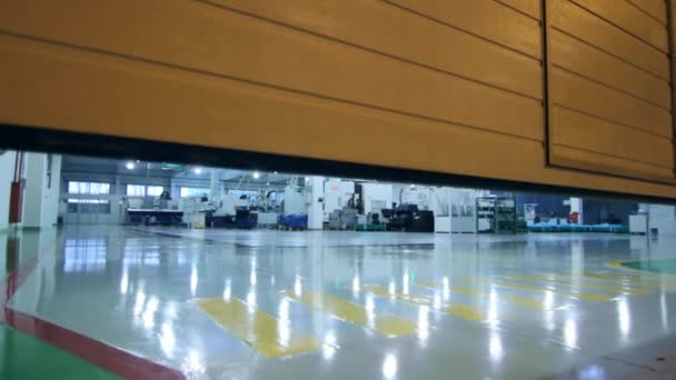 Automatische Tore öffnen sich in der Produktionswerkstatt. moderne Werkstatt mit Werkzeugmaschinen — Stockvideo