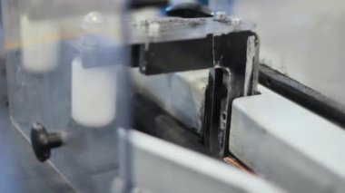 Kesme makinesi üzerinde plastik hortum. Fabrika konveyör tarım hortumu