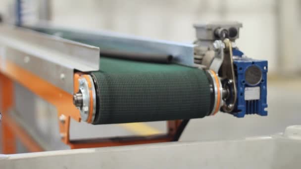 Conveyor belt. Piece of plastic hose coming off conveyor. Hose production line — Stock Video