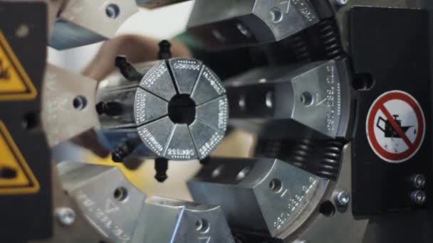 Машина для обжимки рукавів на конвеєрній лінії для виробництва промислових шлангів — стокове відео