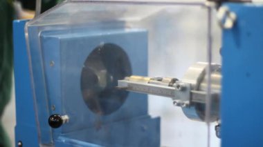 Torna Fabrikası'nda çalışan adam. Organik cam koruma ile torna