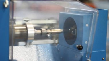 Freze Makinası Fabrikası'nda çalışan adam. Torna Makine atölyesinde