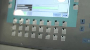 İnsan eli endüstriyel ekipman düğmelere basmak. Alt kontrol üretim
