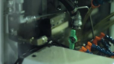 Jetler sarı sıvı metal işleme freze makinası soğutmak için kullanılır