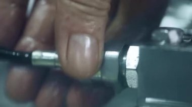 İşçi el hortum birimine bağlama. Tesisatçı tamir sıhhi tesisat donatımı