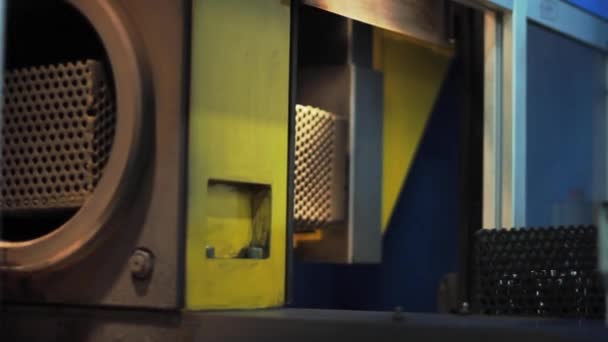 Produits fabriqués dans une usine placée dans un four de séchage. Processus industriel 