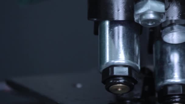 机器零件背景 设备的工业模式 螺母扭曲在单位上 关闭工业金属连接器 机械活塞工作 不锈钢零件 — 图库视频影像