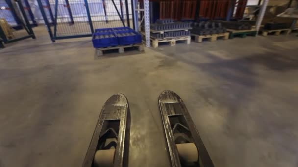 Pohled shora vysokozdvižný vozík jít k načtení pole s kovových sochorů. Paletový vozík — Stock video