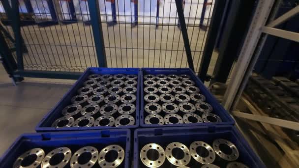 Вилочный погрузчик перевозит ящики с металлическими заготовками фабричного производства — стоковое видео