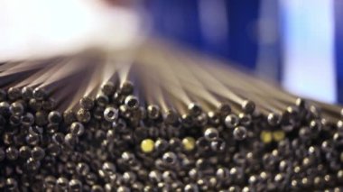 Endüstriyel mamül işleme için çelik Bar. İmalat metal çubuklar. Metal yarı bitmiş ürünler grup. Metal barlar işlemeden önce fabrikasında. Çelik çubuk arka plan