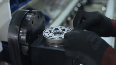 Kauçuk conta sanayi monte işçi. Üretim süreci