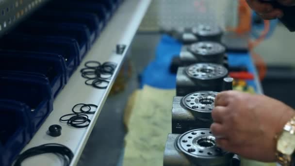 Delikler metal biriminde çalışan. Fabrika işçi metal çubuklar ile çalışma — Stok video