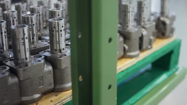 Agregados metálicos acabados en almacén de empresa. Fabricación de piezas de máquina — Vídeos de Stock