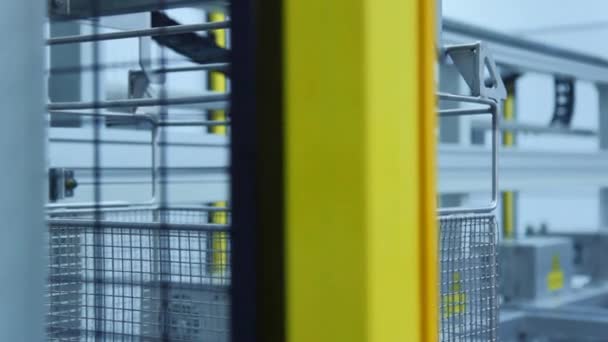 Metallbehållare Med Arbetsstycken Flytta Runt Verkstad Modern Industriell Tillverkning Fabrik — Stockvideo