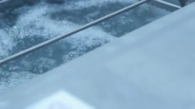 Tank Fabrikası'nda sıvı kaynar. Üretim ekipmanları yıkama işlemi