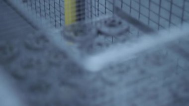 Fabrikada üretim metal parçalar. Toplu üretim konveyör, flanşlar