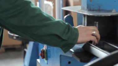 Alt ayrıntı makinede testere. Fabrika işçisi daire testere atölye üzerinde