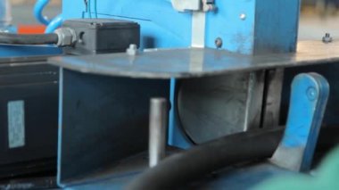 Kauçuk Boru makinede testere işçi. Endüstri/sanayii donatımı tesisi