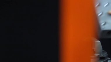 Metal işleme Atölyesi'nde Başkan Yardımcısı kavrama içinde metal kütük sabitleme işçi