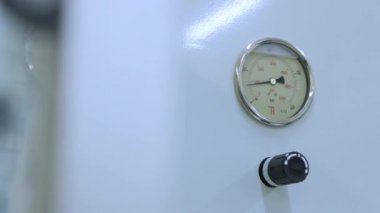 Basınç ölçüm göstergesi. Gliserin ile dolu manometre closeup