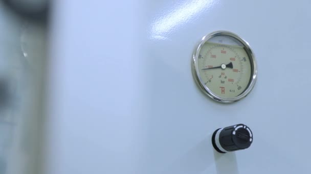 Manometer som mäter. Närbild av manometer fylld med glycerin — Stockvideo