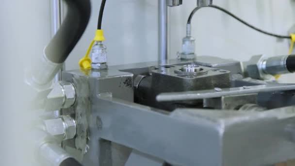 Trabajador que fija el detalle del metal en vicio en taller de producción de fábrica — Vídeos de Stock