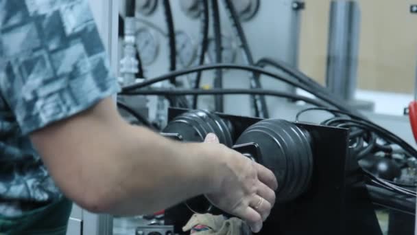 Arbetaren hand hantera automatiserade produktionslinje med joystick — Stockvideo