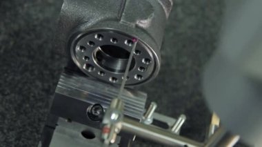 Kalite kontrol makinesi parçaları üretim fabrikası'nda. Doğruluk denetimi