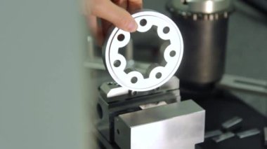 İşçi el metal boş makinenin içine ekleme. Flanş Makine Fabrikası'nda, yükleme. İş dükkanda metal kütük işleme. Yuvarlak çelik detayını işleme içinde Yardımcısı. Makine bölümü üretim