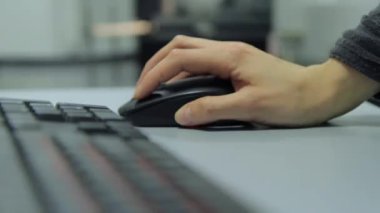 Çalışırken bilgisayarınızı kablolu fare kullanarak ofis çalışanı