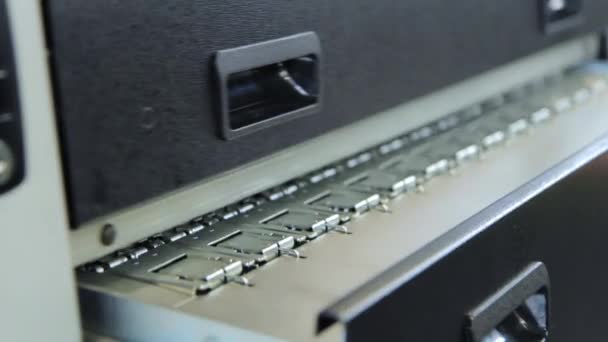 Metalen spaties komen uit speciale kast na metaalbewerking. Metalen platen — Stockvideo