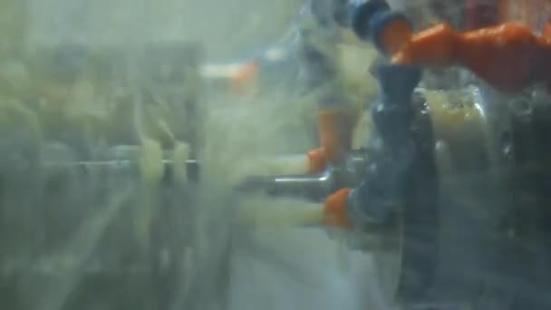 Koeling van metalen blanks tijdens metaalbewerking in werkplaats. Stralen van koelvloeistof — Stockvideo